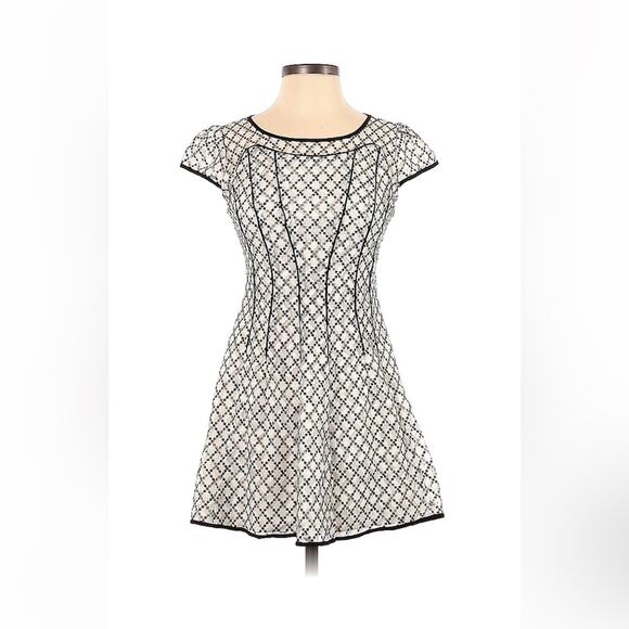 Ye . nice mesh overlay fit and flare dress, size small 155/80a - Picture 1 of 9